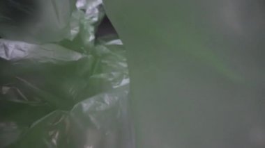 Dolly tek kullanımlık plastik torba arka plan ile vurdu. Şeffaf, yeniden kullanılabilir plastik atıklar. Plastik geri dönüşüm, çevre sorunları