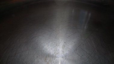 Su altı da taze sebzelerin suya atıldığı bir atış. Metal tencerede sebze çorbası pişirme: yeşil bezelye, havuç, patates