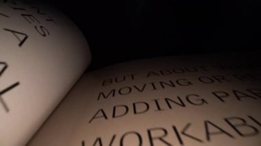 Siyah dramatik arka plan ile açık bir kitap latin harfleri ve kelimeleri ile gliding. Eğitim, bilgi kavramı