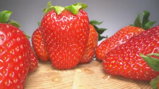 Dolly Shot Van Rode Sappige Aardbeien Houten Achtergrond Zoete Geoogste — Stockvideo