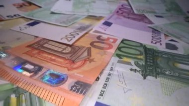 Euro banknot arka plan dolly atış üst üste yığılmış. Euro para banknotları, para yığını, nakit, banknot yığını ile kayma. Yatırım para, tasarruf