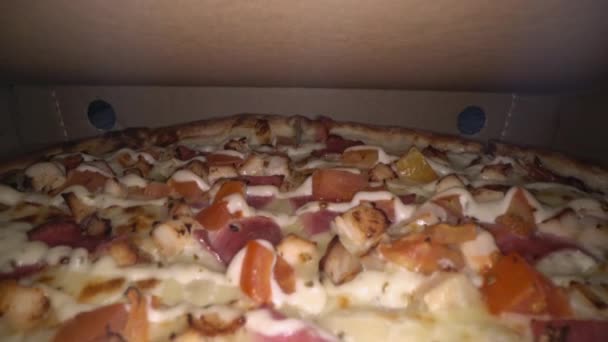 ピザの箱の中段ボール箱の中の古典的なピザ 上からの広角ビュー ピザの配達 メニュー ファーストフード — ストック動画