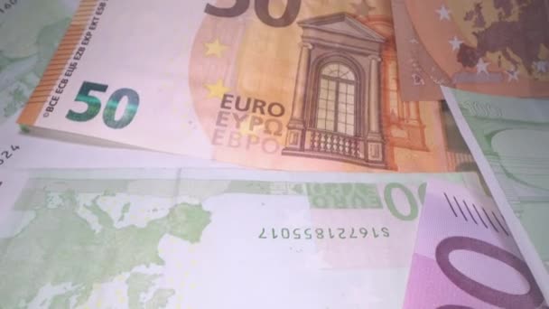 ユーロ紙幣の背景のドリーショットは お互いの上に積み重ねられました ユーロマネー紙幣 お金の山 紙幣のスタックを通して滑空 — ストック動画