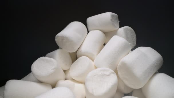 Hromada Sladkého Měkkého Marshmallow Bílé Sladkosti Tmavém Pozadí Rychlá Strava — Stock video