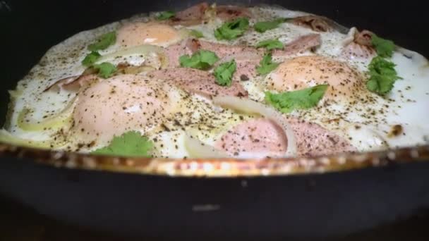 Ανεμίζεται Μέσα Τηγανητά Αυγά Πιπέρι Και Αλάτι Μαζί Λουκάνικο Και — Αρχείο Βίντεο