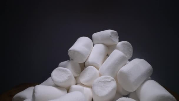 Hromada Sladkého Měkkého Marshmallow Bílé Sladkosti Tmavém Pozadí Rychlá Strava — Stock video