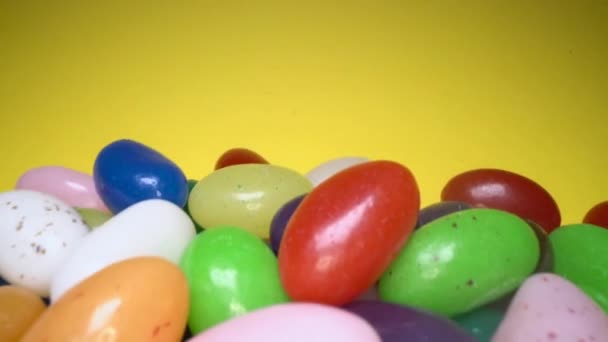 Lezzetli Renkli Çiğneme Şekerleri Arka Kazık Sarı Arka Planda Renkli — Stok video