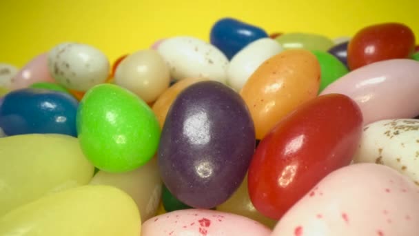 Haufen Von Köstlichen Bunten Kaubonbons Hintergrund Bunte Bonbons Auf Gelbem — Stockvideo