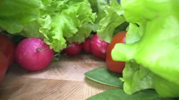 Dolly Tiro Legumes Cultivados Colhidos Casa Fundo Mesa Madeira Deslizando — Vídeo de Stock