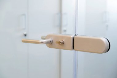 Modern iş ofisinde modern, çağdaş cam kapı kilit kolu.