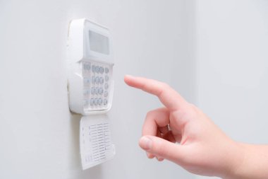 Bir dairenin alarm sistemi şifresi ne girerken kadın el, iş yeri ofisi. Kauçuk ve hırsıza karşı gözetim ve koruma konsolu