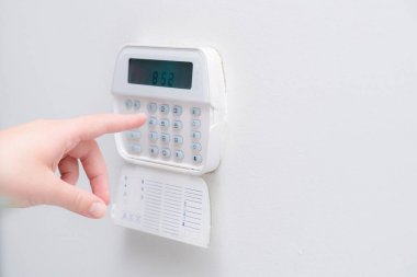 Bir dairenin alarm sistemi şifresi ne girerken kadın el, iş yeri ofisi. Kauçuk ve hırsıza karşı gözetim ve koruma konsolu