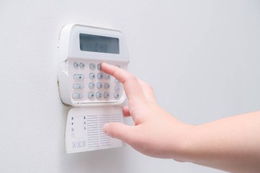 Bir dairenin alarm sistemi şifresi ne girerken kadın el, iş yeri ofisi. Kauçuk ve hırsıza karşı gözetim ve koruma konsolu