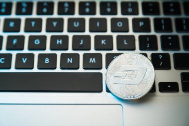 Bilgisayar klavye düğmelerinin üstündeki Daire Çizgi sikkesi. Dijital para birimi, blok zinciri piyasası, online iş