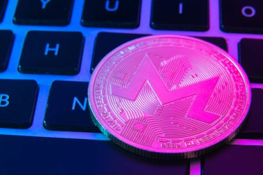 Bilgisayar klavye düğmelerinin üstündeki Daire Monerd sikkesi. Dijital para birimi, blok zinciri piyasası, online iş