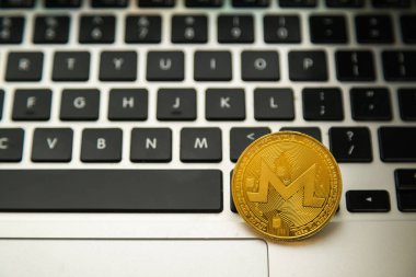Bilgisayar klavye düğmelerinin üstündeki Daire Monerd sikkesi. Dijital para birimi, blok zinciri piyasası, online iş