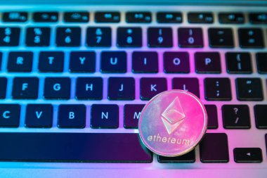 Bilgisayar klavye düğmelerinin üstündeki Daire Ethereum sikkesi. Dijital para birimi, blok zinciri piyasası, online iş
