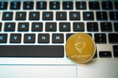 Bilgisayar klavye düğmelerinin üstündeki Daire Ethereum sikkesi. Dijital para birimi, blok zinciri piyasası, online iş
