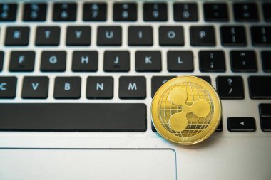 Bilgisayar klavye düğmelerinin üstündeki Circle Ripple sikkesi. Dijital para birimi, blok zinciri piyasası, online iş
