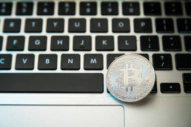 Bilgisayar klavye düğmelerinin üstüne Bitcoin sikkesi çizin. Dijital para birimi, blok zinciri piyasası, online iş