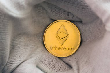 Beyaz karanfilli adam el avuçlarının arasında Ethereum sikke tutuyor. Dijital para birimi, blok zincir piyasası