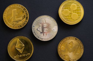 Yan yana ana kripto para paraları: Bitcoin, Litecoin, Ripple, Monerd, Siyah arka plan üzerinde Ethereum sikke. Dijital para birimi, blok zincir piyasası