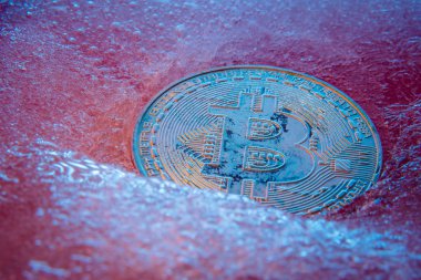 Gümüş Bitcoin, bit sikke online dijital para mavi buz dondurulmuş. Blok zinciri kavramı, kripto piyasa çökmesi. Dondurulmuş kripto para, amortisman