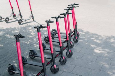 Modern ekolojik şehir mobiletleri kaldırım kenarında kiralık. Alternatif turizm, şehirde ulaşım, bisiklet yenileme hizmeti. E-scooterlar bir uygulama ile kiralanabilir