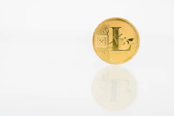 Mince zlaté Litecoin s odrazem na stole, Digitální měna online. Koncept blokových řetězců, tržní povstání — Stock fotografie