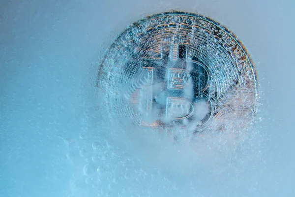 Bitcoin Prata, moeda bit online moeda digital congelada no gelo azul. Conceito de cadeia de bloqueio, falha no mercado de criptografia. Dinheiro criptográfico congelado, depreciação — Fotografia de Stock