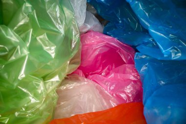 Tek kullanımlık plastik torbaarka plan. Hafif şeffaf, yeniden kullanılabilir plastik atık. Çöp torbaları, plastik geri dönüşüm, çevre sorunları