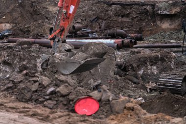 Büyük endüstriyel Ekskavatör toprak kazıyor, kentsel gelişim. İnşaat yerinde buldozer kepçe çalışma