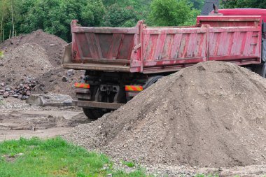 Bina cephe yenileme, eski ev yeniden yapılanma, onarım. Sarı şeffaf kumaşla kaplı binanın cephesi önünde iskele