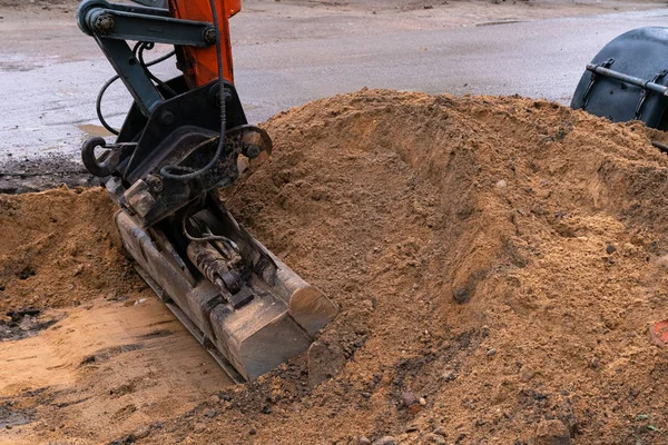 Großer Industriebagger, der Erde ausheben, Stadtentwicklung. Baggerschaufel arbeitet auf Baustelle — Stockfoto