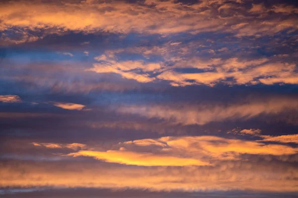 Dramatic sunset sky panorama with burning colourful clouds background. Idyllic cloudscape backdrop at dawn. Majestic cloud scenery. — Stock Photo, Image