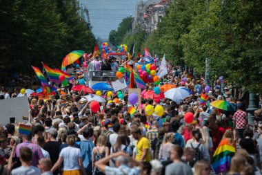 Vilnius, Litvanya-8 Haziran, 2019: Baltık Pride olay LGBT topluluk destekleyen insanlar büyük kalabalık. Eşcinsel geçit gösterisi gökkuşağı bayrakları olan insanlar
