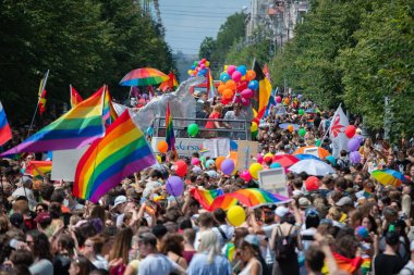 Vilnius, Litvanya-8 Haziran, 2019: Baltık Pride olay LGBT topluluk destekleyen insanlar büyük kalabalık. Eşcinsel geçit gösterisi gökkuşağı bayrakları olan insanlar