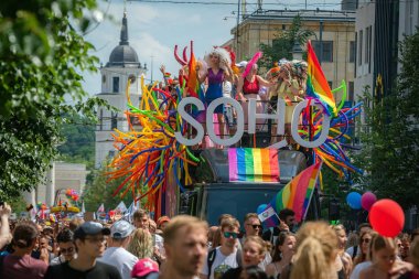 Vilnius, Litvanya-8 Haziran, 2019: Baltic Pride olay Drag Queens ile Soho otobüs, erkekler arka planda gökkuşağı bayrağı ile eşcinsel geçit gösterisi üzerinde kadın olarak giyinmiş
