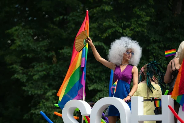 Vilnius, Litauen - 8. Juni 2019: Soho-Bus mit Drag Queens beim Baltic Pride Event, als Frau verkleidete Männer auf der Schwulenparade-Demonstration mit Regenbogenfahne im Hintergrund — Stockfoto