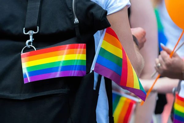 Kleine Regenbogenfahne zur Unterstützung der lgbt Community bei der Schwulenparade. Bunte Flagge am Rucksack bei Gay Pride-Feier — Stockfoto