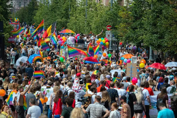 ВИЛНИУС, ЛИТУАНИЯ - 8 июня 2019 года: Большая толпа людей, поддерживающих ЛГБТ-сообщество в мероприятии Baltic Pride. Люди с радужными флагами на гей-параде — стоковое фото