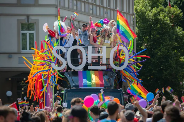 Vilnius, Litauen - 8. Juni 2019: Soho-Bus mit Drag Queens beim Baltic Pride Event, als Frau verkleidete Männer auf der Schwulenparade-Demonstration mit Regenbogenfahne im Hintergrund — Stockfoto