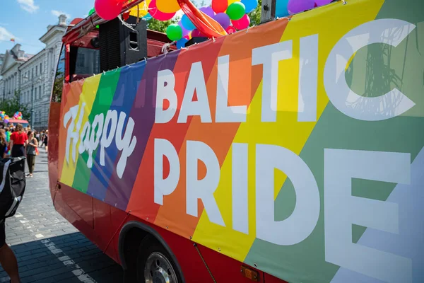 Vilnius, Litauen - 8. Juni 2019: Soho-Bus mit Drag Queens beim Baltic Pride Event, als Frau verkleidete Männer auf der Schwulenparade-Demonstration mit Regenbogenfahne im Hintergrund — Stockfoto