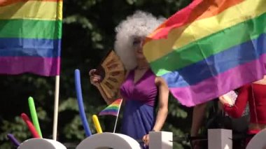 Vilnius, Litvanya-8 Haziran, 2019: Baltic Pride olay Drag Queens ile Soho otobüs, erkekler arka planda gökkuşağı bayrağı ile eşcinsel geçit gösterisi üzerinde kadın olarak giyinmiş