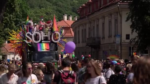 Вилниус Литуания Июня 2019 Года Автобус Soho Трансвеститами Мероприятии Baltic — стоковое видео