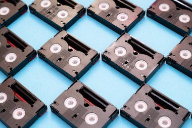 Eski Mini DV kaset bantları bir gün içinde geri filme için kullanılır. Mavi arka planda plastik video bantlar yapılmış deseni
