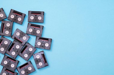 Eski Mini DV kaset bantları bir gün içinde geri filme için kullanılır. Mavi arka planda plastik video bantlar yapılmış deseni