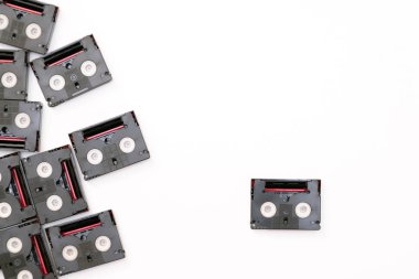 Vintage mini Dv kasetleri bir gün içinde geri filme için kullanılır. Beyaz arka plan üzerinde plastik video kasetlerden yapılmış rastgele desen