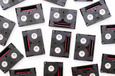 Vintage mini Dv kasetleri bir gün içinde geri filme için kullanılır. Beyaz arka plan üzerinde plastik video kasetlerden yapılmış desen