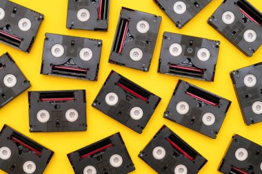 Vintage mini Dv kasetleri bir gün içinde geri filme için kullanılır. Sarı arka plan üzerinde plastik video bantları yapılmış rasgele desen